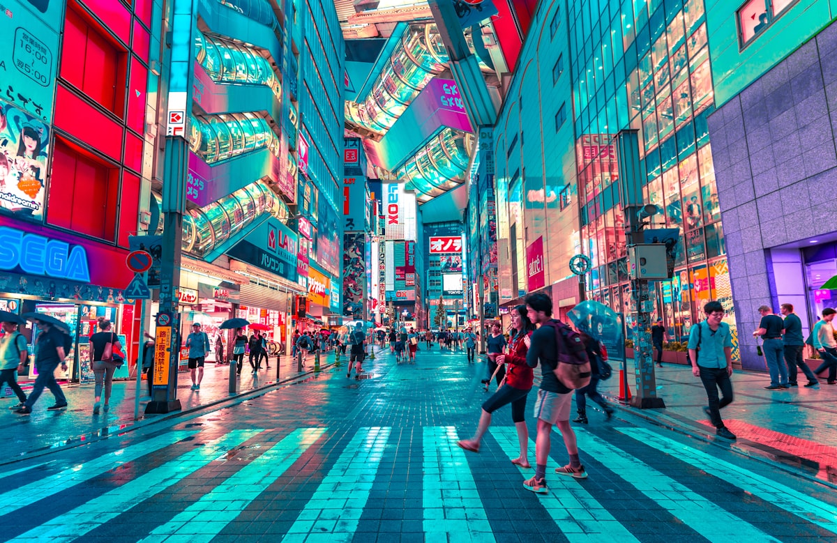 Persimpangan Shibuya yang ramai di malam hari, Tokyo