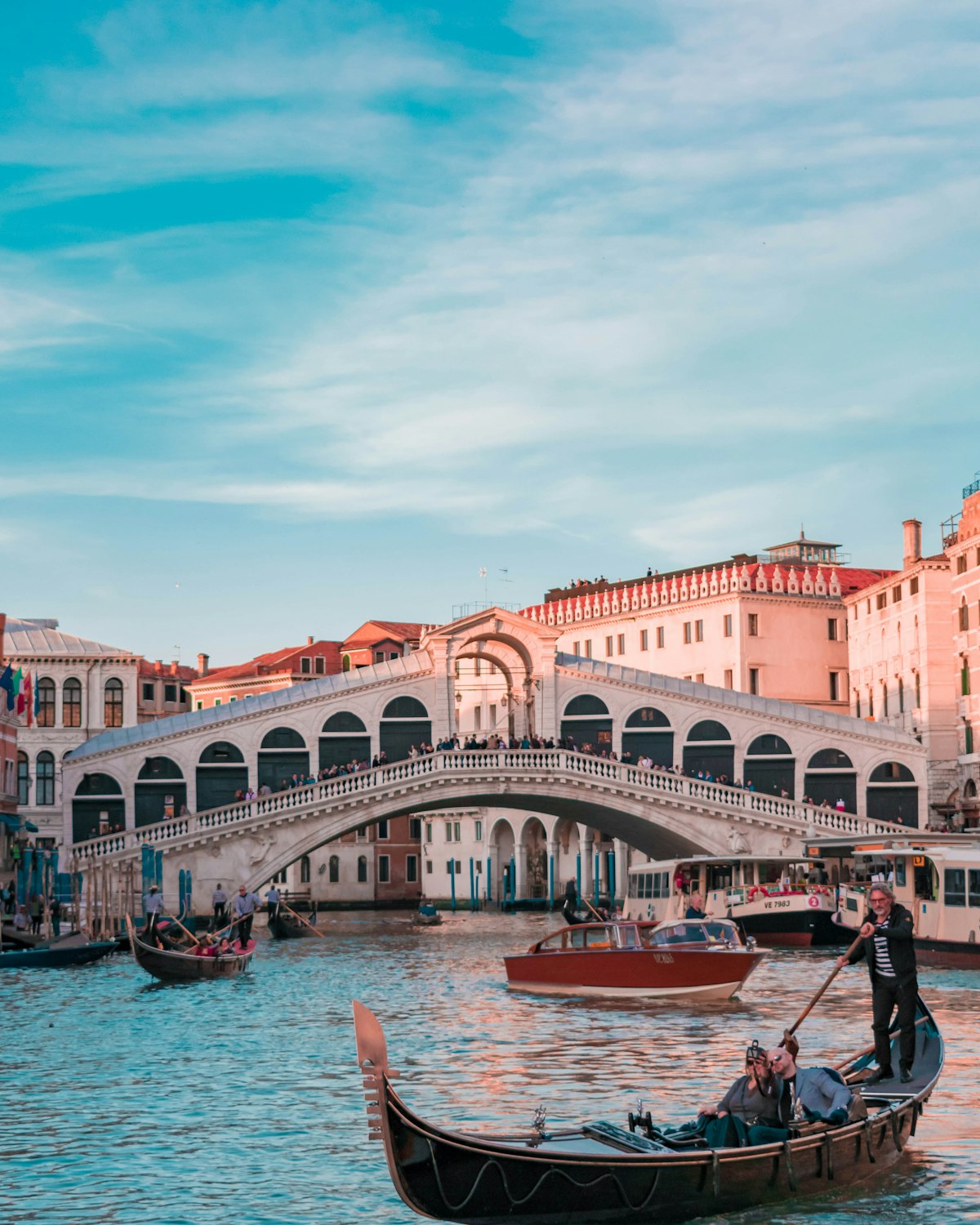 Kanal Venesia dengan gondola yang berlabuh