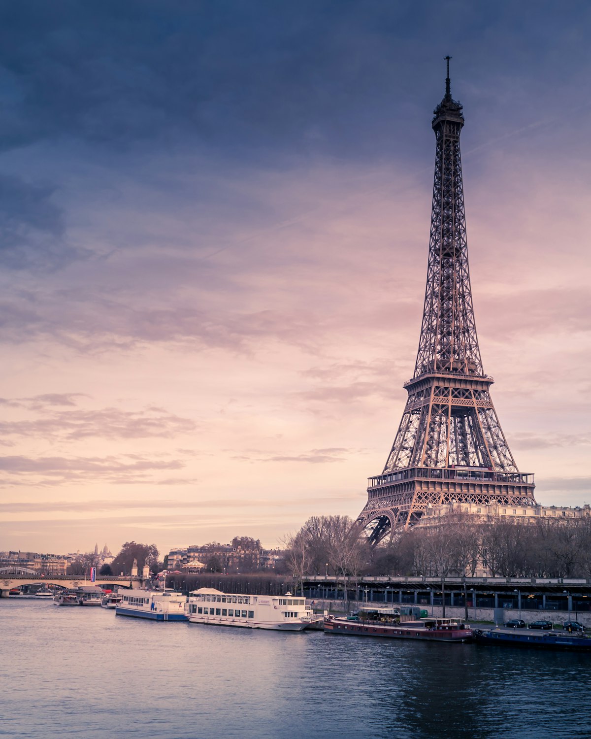Menara Eiffel menjulang di atas jalan kota Paris