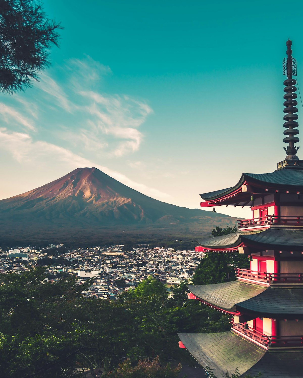 Pagoda merah di atas kota dengan Gunung Fuji di kejauhan