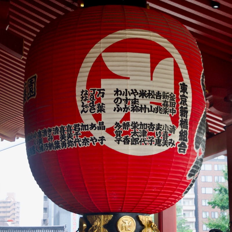 Lentera merah raksasa khas Jepang