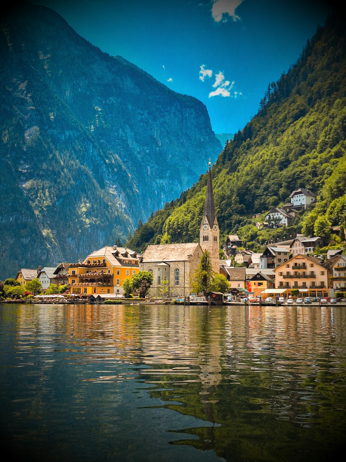Desa tepi danau dengan latar pegunungan ala Hallstatt
